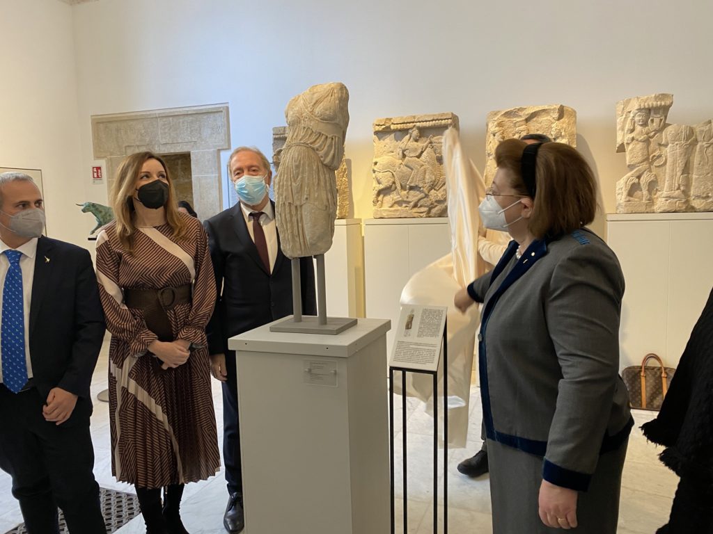ΥΠΠΟΑ: Η τελετή παράδοσης του αγάλματος της Αθηνάς στο Μουσείο Antonino Salinas, μια πολιτική χειρονομία