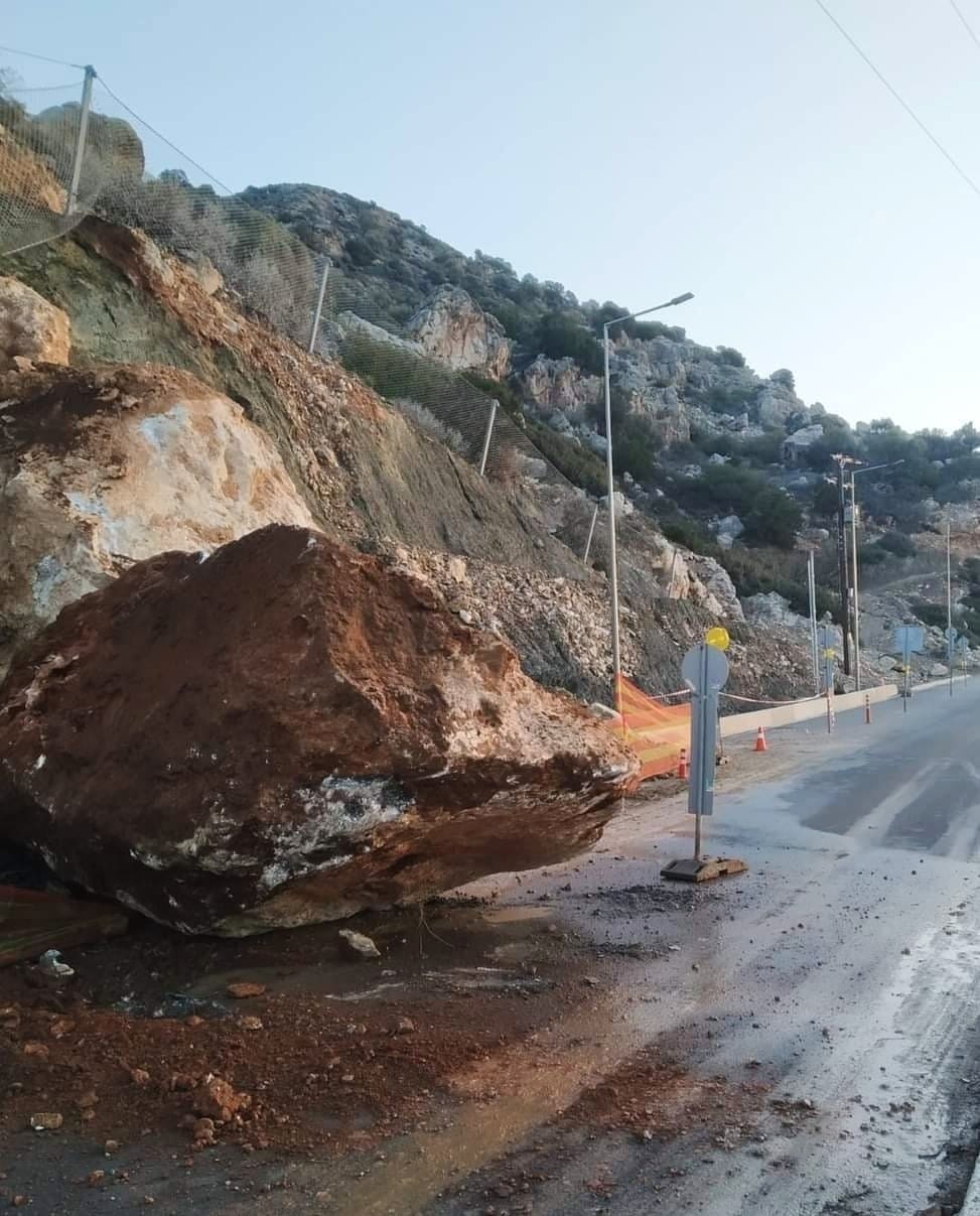 Πάτρα: Έντονη βροχόπτωση και θυελλώδεις άνεμοι – Αμφιδρόμηση της Ολυμπίας Οδού στον Ελαιώνα