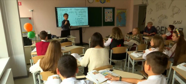 H ΕΡΤ στη Μαριούπολη: Μαθητές & εκπαιδευτικοί μιλούν για τον φόβο και τον πόλεμο