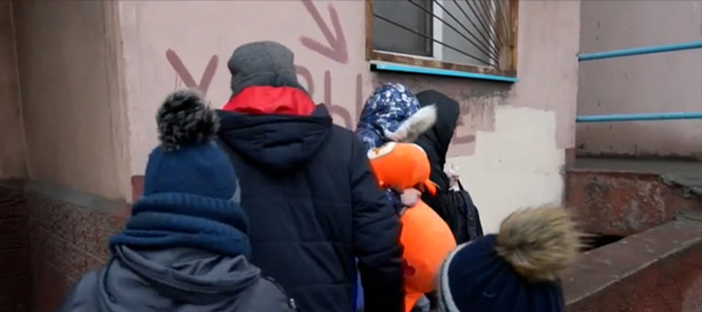 Ομογενείς στα καταφύγια της Ουκρανίας: Ξορκίζοντας τον πόλεμο με στίχους του Ρίτσου