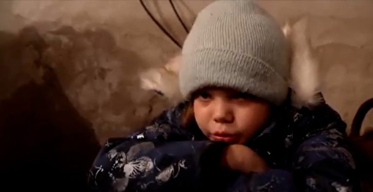 «Δεν θέλω να πεθάνω!»: Κραυγή αγωνίας ενός κοριτσιού μέσα από το καταφύγιο (video)