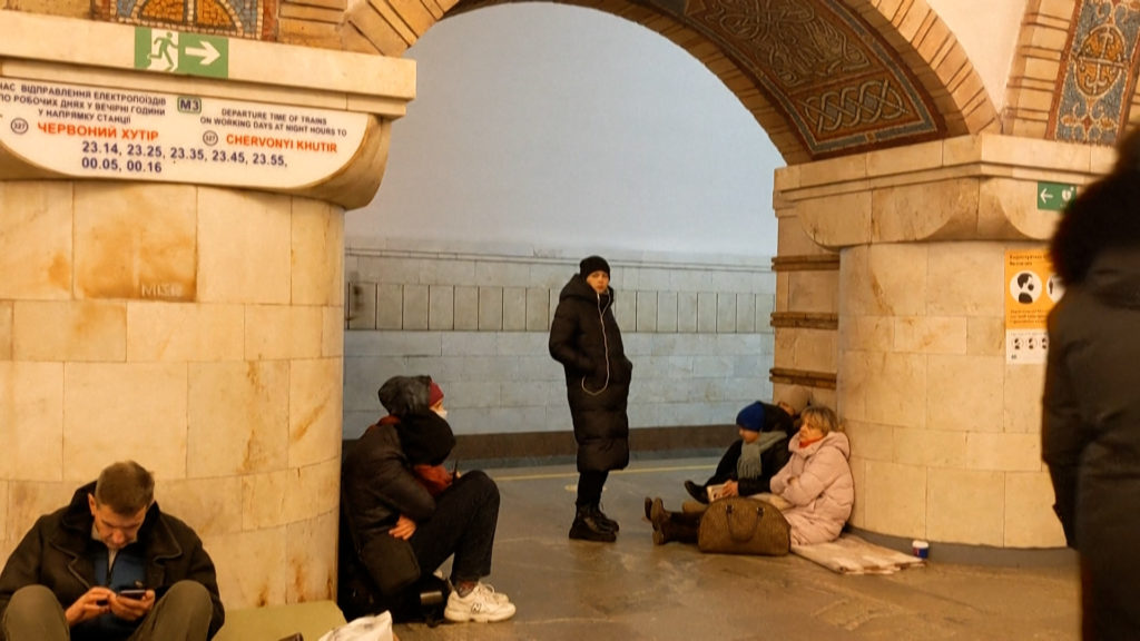 Ουκρανία: οι σταθμοί του μετρό έγιναν καταφύγια – Εικόνες που προκαλούν θλίψη