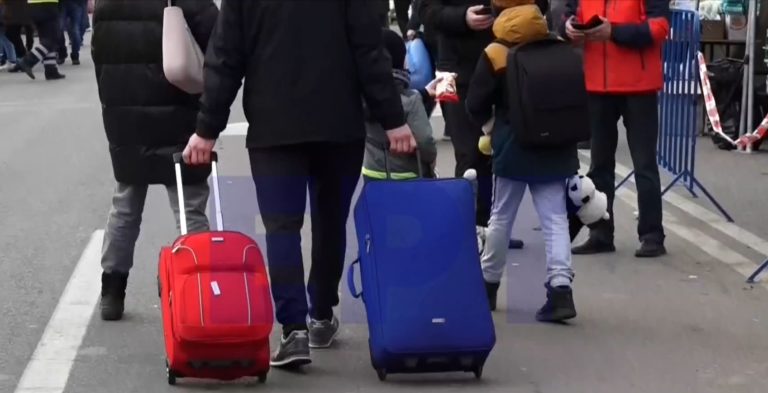 «Ήρθαμε να πάρουμε μία οικογένεια στο σπίτι μας»: Συγκλονιστικές μαρτυρίες στα σύνορα Ουκρανίας – Ρουμανίας