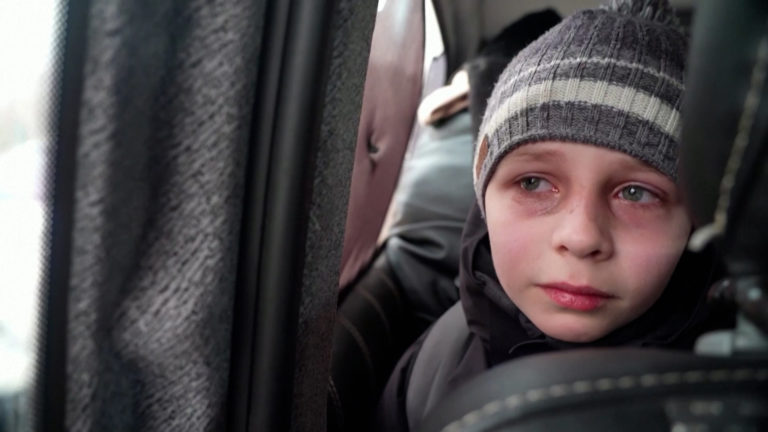 Βίντεο: «Αφήσαμε τον μπαμπά στο Κίεβο για να πολεμήσει» – Τα σπαρακτικά λόγια παιδιού που ζει τον εφιάλτη του πολέμου στην Ουκρανία