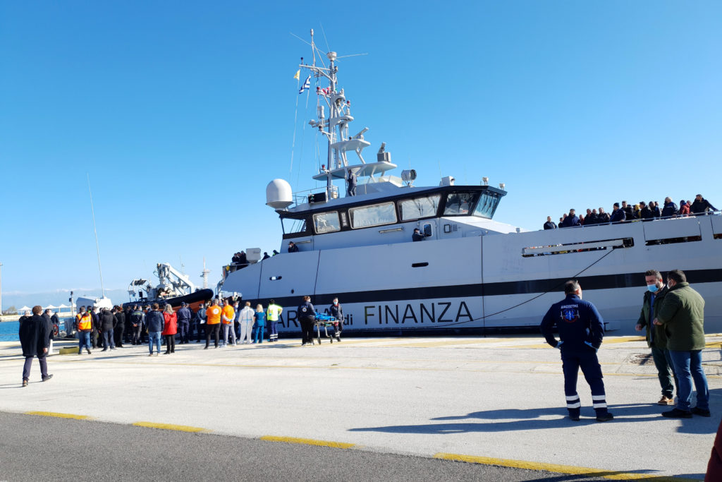 Φωτιά στο πλοίο “Euroferry Olympia”: To tweet της Ιταλικής Ακτοφυλακής – Συγχαρητήρια Ματαρέλα
