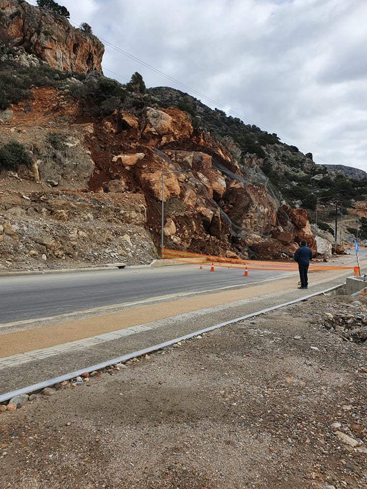 Κλειστός ο δρόμος Κουντούρα -Παλαιόχωρα – Καταρρέει τμήμα του βουνού (video)