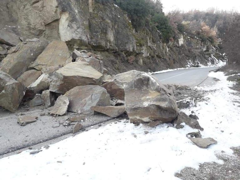 Βελβεντό Κοζάνης: Μεγάλη κατολίσθηση βράχου στο δρόμο για το Παλαιογράτσανο