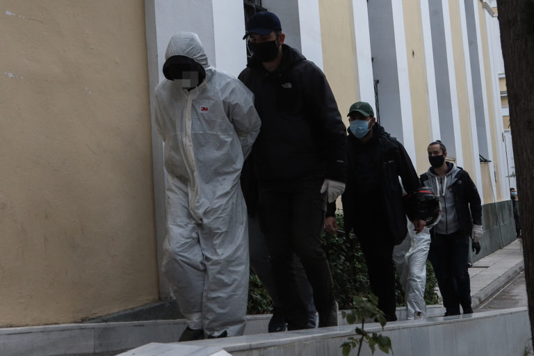 Δολοφονία στην Αγία Βαρβάρα: Διεκόπη η δίκη γιατί η κατηγορούμενη δεν είχε κάνει τεστ για κορονοϊό