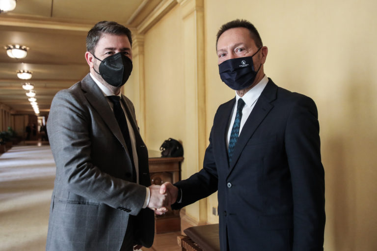 Ο μακροχρόνιος σχεδιασμός της οικονομίας στο επίκεντρο της συνάντησης ανάμεσα σε Ν. Ανδρουλάκη και Γ. Στουρνάρα