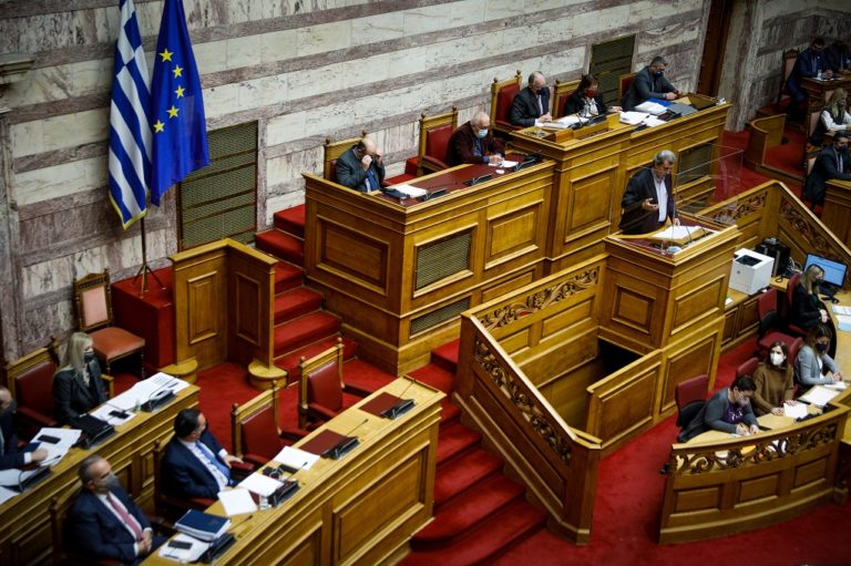 Κυβέρνηση – Κόμματα: Πόλεμος ανακοινώσεων εν μέσω σφοδρής αντιπαράθεσης στη Βουλή
