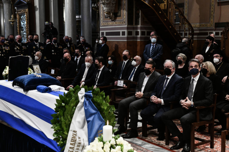 Τελευταίο αντίο στον Χρ. Σαρτζετάκη – Σακελλαροπούλου: Μας δίδαξε την αξία της προσωπικής ηθικής και της αμερόληπτης κρίσης