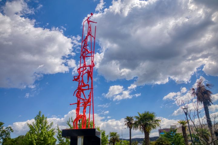 Θεσσαλονίκη: Στόχος βανδάλων το γλυπτό «Meteoron» – Βανδάλισαν το άγαλμα του Βενιζέλου 18 φορές σε έναν χρόνο