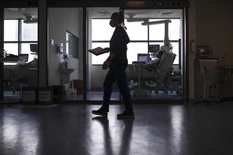 Γ. Παυλάκης για πανδημία: Στην Ευρώπη έχουμε συνθηκολογήσει άνευ όρων – Θα έχουμε μία ενδημική νόσο για πάντα (video)