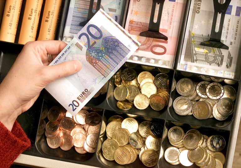 Η ΕΚΤ διατηρεί αμετάβλητη τη νομισματική της πολιτική