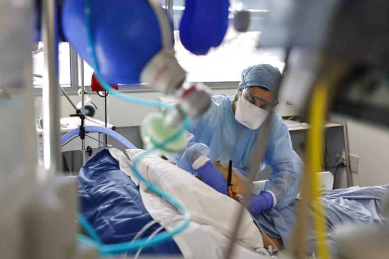 Πανδημία: Η νοσηλεία ασθενών με COVID-19 συνδέεται με μεγαλύτερο κίνδυνο επανεισαγωγής στο νοσοκομείο ή θάνατο