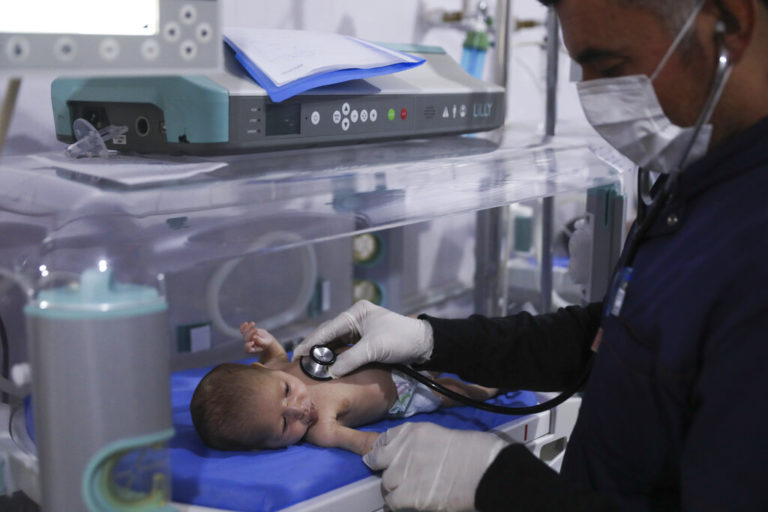 Δύο μωρά πέθαναν από το κρύο σε καταυλισμό της Συρίας