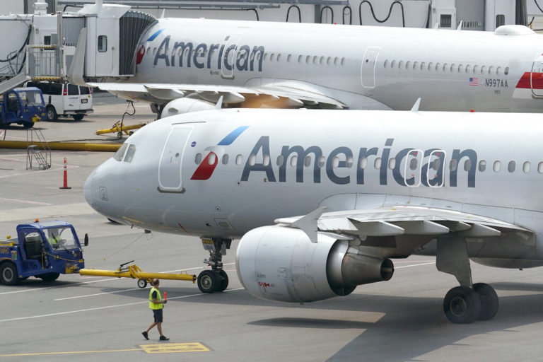 Τρόμος σε πτήση της American Airlines – Επιβάτης επιχείρησε να ανοίξει την πόρτα
