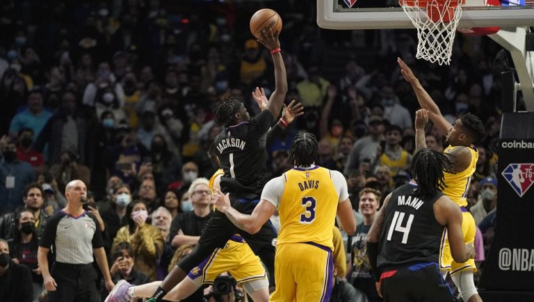 NBA: «Λύγισαν» στο φινάλε οι Λέικερς – Διέλυσαν το σερί των Σανς οι Χοκς