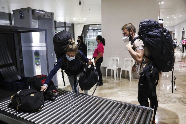 Mετά από δύο χρόνια τουρίστες έκαναν την εμφάνισή τους και πάλι στις Φιλιππίνες – Είχε κλείσει τα σύνορα λόγω Covid