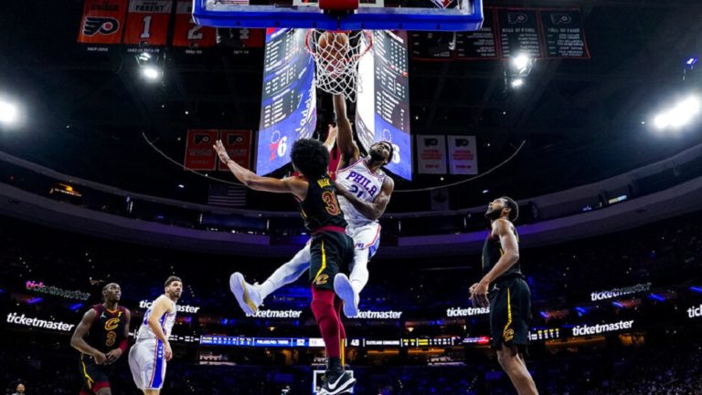 NBA: Στην κορυφή του Top-10 η «πτήση» του Εμπίντ (Video)