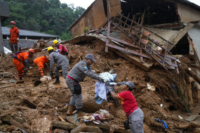 Βραζιλία: Θρήνος στην Πετρόπολις με 176 νεκρούς από κατολισθήσεις και πλημμύρες