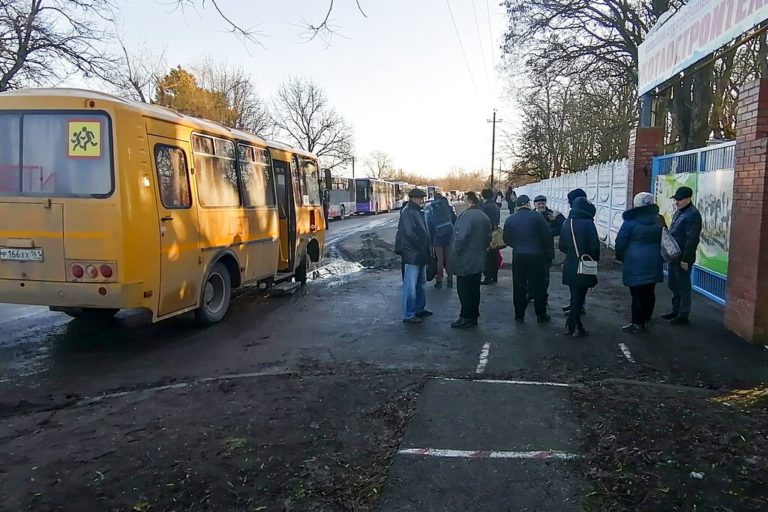 Ουκρανία: 25.000 άνθρωποι εγκατέλειψαν το Λουγκάνσκ – 10.000 θα φύγουν με οργανωμένες αυτοκινητοπομπές