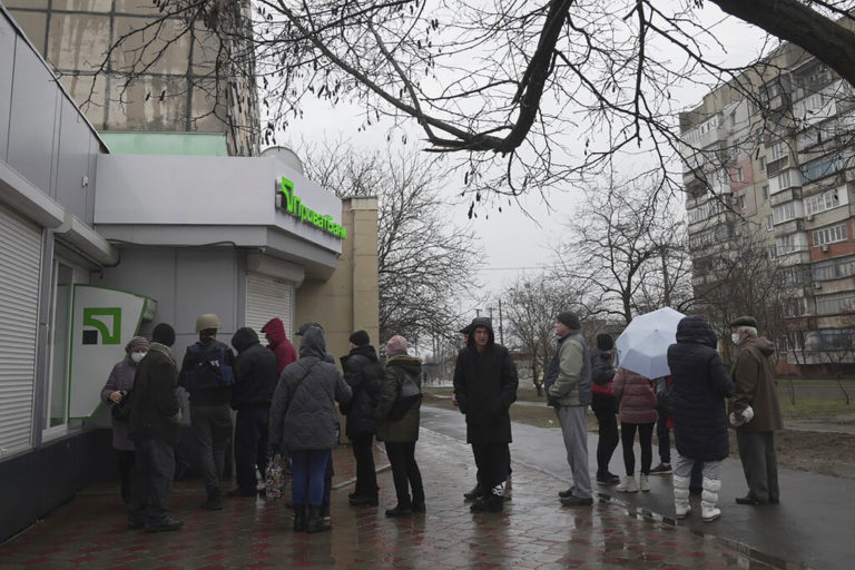 Πόλεμος στην Ουκρανία: Ουρές σε ATM και βενζινάδικα μετά την εισβολή της Ρωσίας (video)