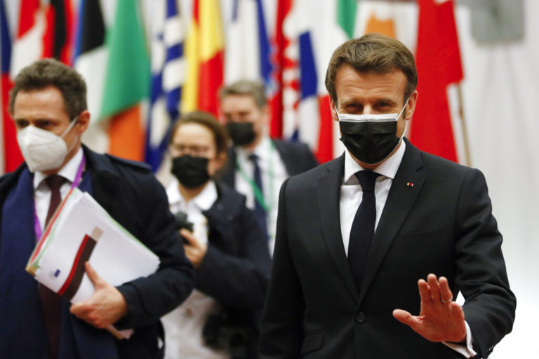 Δημοσκόπηση – Γαλλία: Ο Μελανσόν αντιπολιτεύεται τον Μακρόν πιο αποτελεσματικά από τη Λεπέν