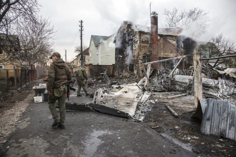 Η ΕΡΤ στα μέτωπα της Ουκρανίας: Δύσκολη η κατάσταση στη Μαριούπολη – Στήνουν οδοφράγματα με σακιά στους δρόμους (video)