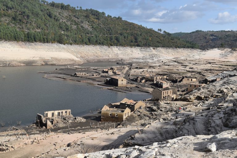 Ισπανία: Η στάθμη μιας τεχνητής λίμνης έπεσε – Αναδύθηκε το χωριό φάντασμα Αθερέδο