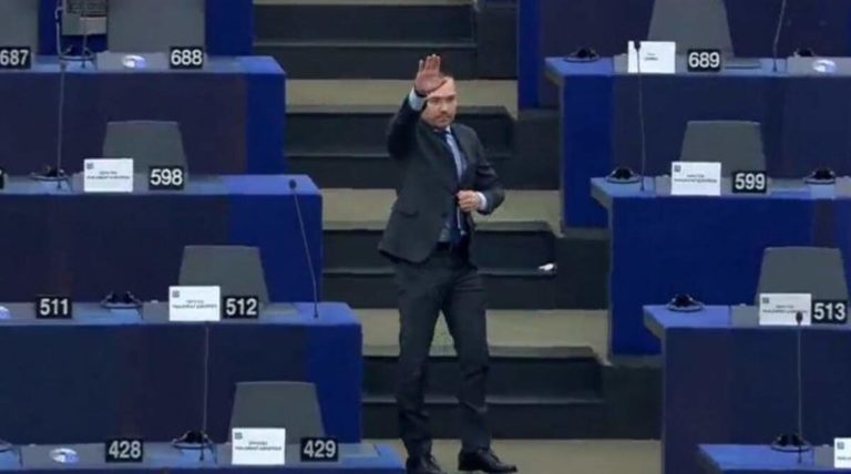 «Ταπεινή χειρονομία προς το προεδρείο» – Η απάντηση του Ευρωβουλευτή για τον ναζιστικό χαιρετισμό (video)