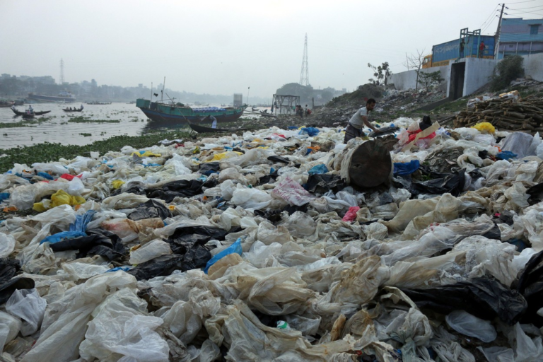 Μπαγκλαντές: Ο ποταμός Buriganga στέγνωσε και εμφανίστηκαν τόνοι πλαστικού