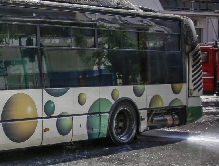 Φωτιά σε λεωφορείο στην Πανεπιστημίου – Αποβιβάστηκαν με ασφάλεια οι επιβάτες