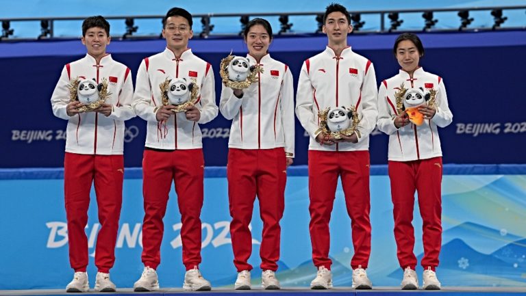 Η οικοδέσποινα Κίνα κατέκτησε το χρυσό μετάλλιο στο πατινάζ ταχύτητας (στιγμιότυπα + εικόνες)