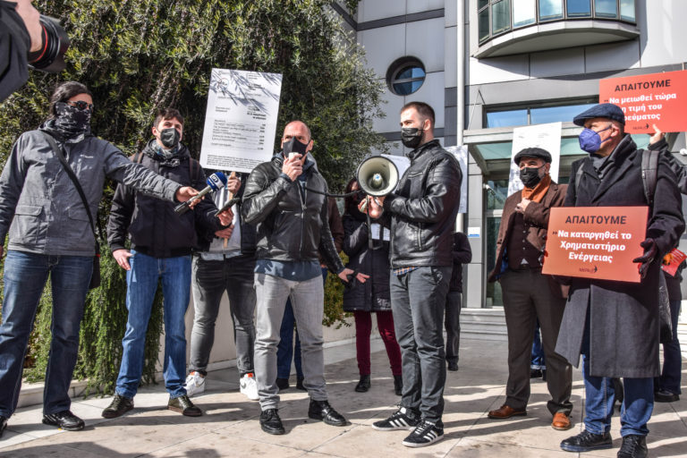 Παρέμβαση του ΜέΡΑ25 έξω από τα γραφεία της ΡΑΕ