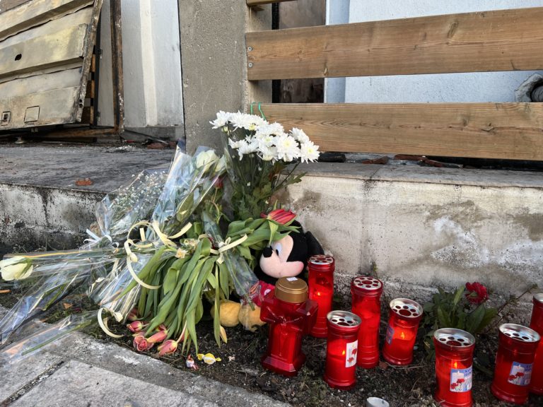 Θεσσαλονίκη: Τελευταίο αντίο στην 32χρονη μητέρα και τα δύο παιδιά της που κάηκαν