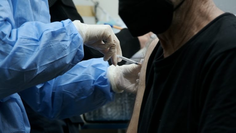 Εμβολιασμός αστέγων στο λιμάνι του Πειραιά