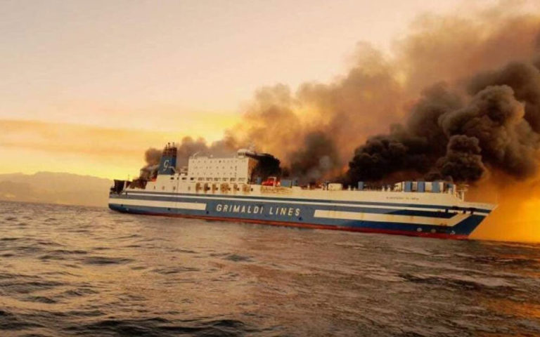 Φλεγόμενο πλοίο: Μαρτυρίες για τις προσπάθειες έρευνας και διάσωσης (video)