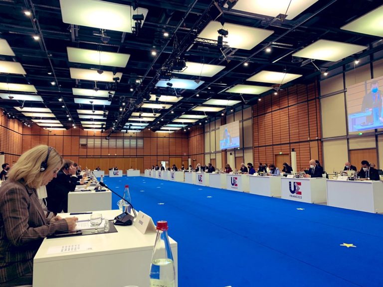 Θ. Πλεύρης: Ισότιμη πρόσβαση όλων των Ευρωπαίων πολιτών σε νέες θεραπείες κατά της Covid-19