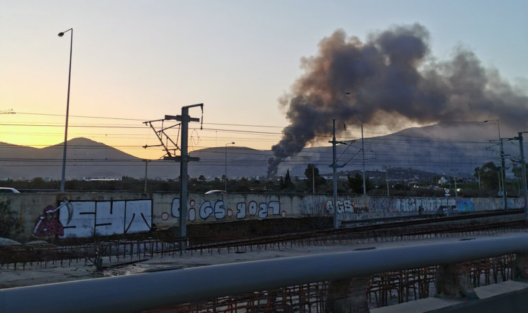 Κορωπί: Μεγάλη πυρκαγιά σε αποθήκη με ζωοτροφές (βίντεο)
