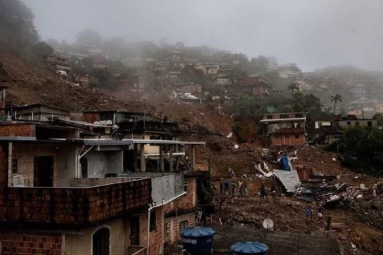 Βραζιλία: Τουλάχιστον 152  νεκροί από τις πλημμύρες και τις κατολισθήσεις στην Πετρόπολις