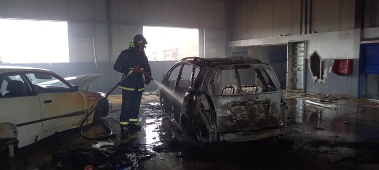 Κάηκαν οχήματα σε ερειπωμένο κτίριο αντιπροσωπείας αυτοκινήτων
