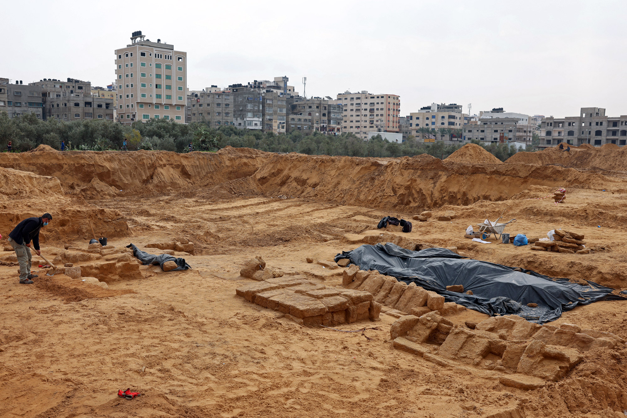 Gaza--Beit_Lahia---Ruins---Tombs---MOHAMMED-ABED---AFP