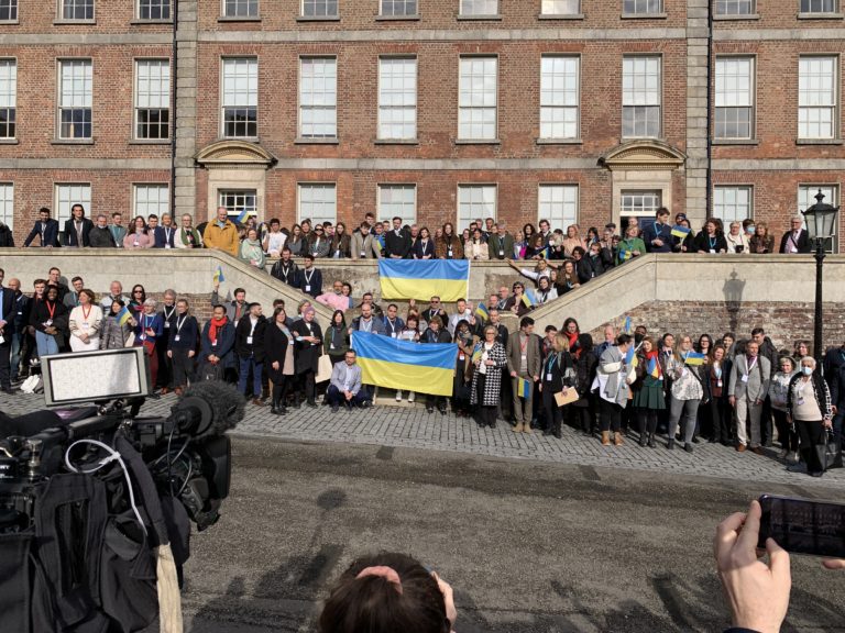 Φωτογραφήθηκαν με ουκρανικές σημαίες στα χέρια 200 ευρωπαίοι πολίτες – Διαβουλεύονται στο Δουβλίνο το μέλλον της Ευρώπης