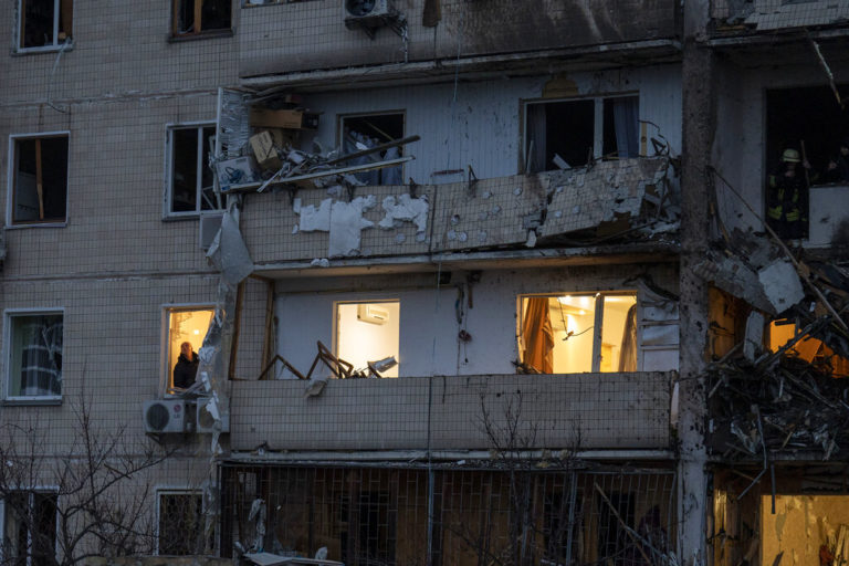 Ουκρανία: Εκρήξεις, πυρά και μάχες στο Κίεβο