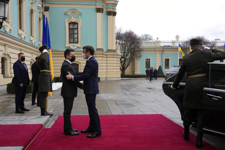 Ρωσο-ουκρανική κρίση: Πυρετώδεις διπλωματικές επαφές & στρατιωτική προετοιμασία (video)