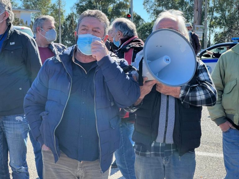 Έκλεισαν την Εθνική Οδό Πύργου – Πατρών για μία ώρα οι αγρότες
