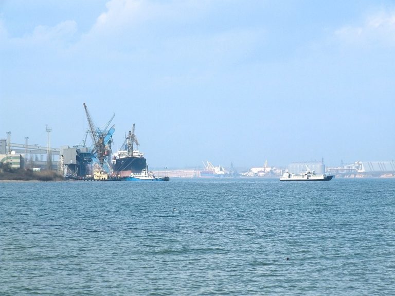 Πλοίο υπό ελληνική σημαία με 6 Έλληνες, εγκλωβισμένο σε λιμάνι της Οδησσού