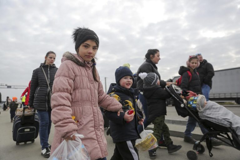 Πάνω από 300.000 πολίτες έχουν εγκαταλείψει την Ουκρανία – Τα 7 εκατ. αναμένεται να ξεπεράσει ο αριθμός των εκτοπισμένων