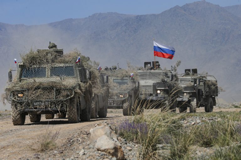 Κομβόι ρωσικών στρατιωτικών φορτηγών κατευθύνεται στα σύνορα με την Ουκρανία